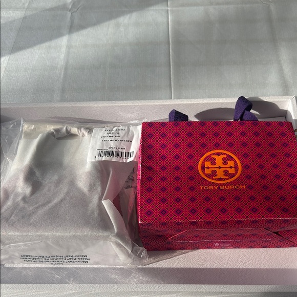 Tory Burch women’s Warm Red BNWT Emerson patent mini dome satchel - Picture 2 of 14